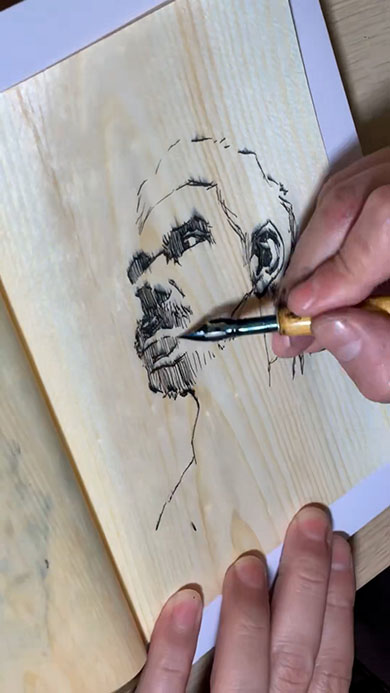 「Shiki bun」に人物を書いているところ