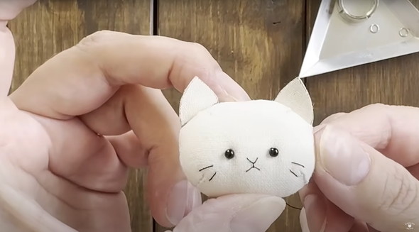 ハギレで作れる小さな猫のぬいぐるみ