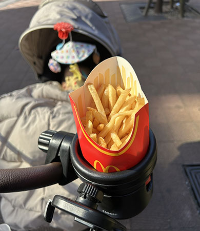 ドリンクホルダーにマックフライポテト
