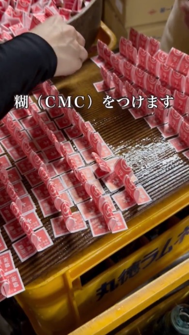 昔ながらのラムネのラベル貼り