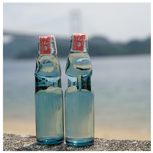 昔ながらのラムネのラベル貼り