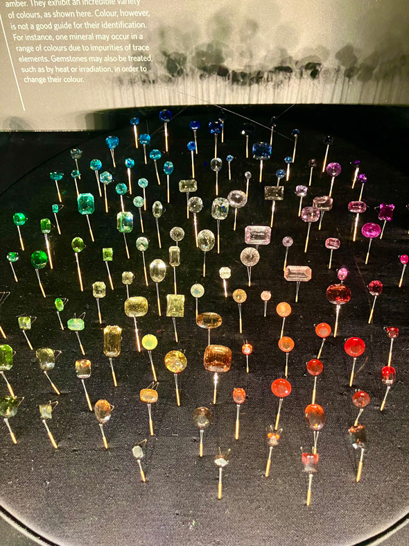 ロンドン自然史博物館 宝石 展示 岩石 鉱物