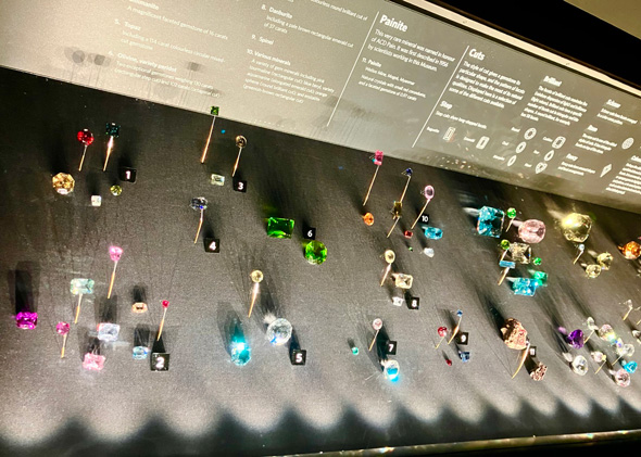 ロンドン自然史博物館 宝石 展示 岩石 鉱物