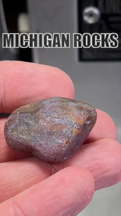 見た目はただの石ころみたいなメノウを磨いてピカピカに