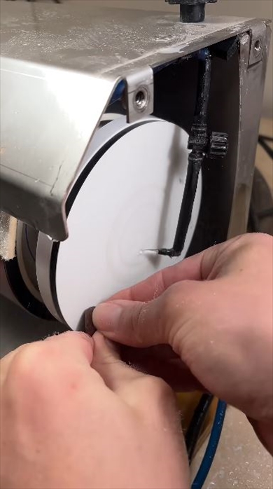 見た目はただの石ころみたいなメノウを磨いてピカピカに