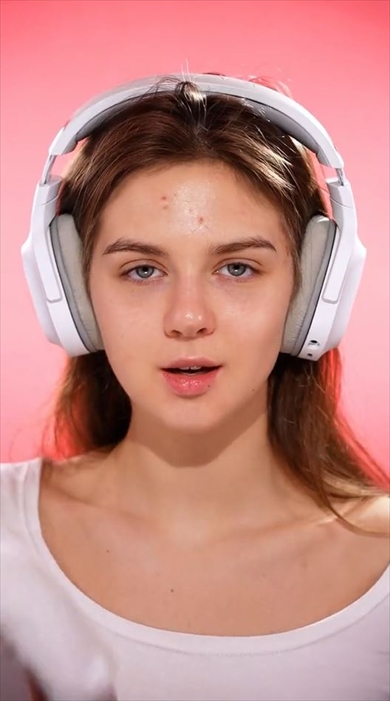 素朴なすっぴんの女の子がゴージャスに変身　130万再生