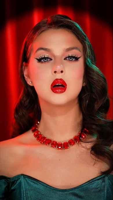 素朴なすっぴんの女の子がゴージャスに変身　130万再生