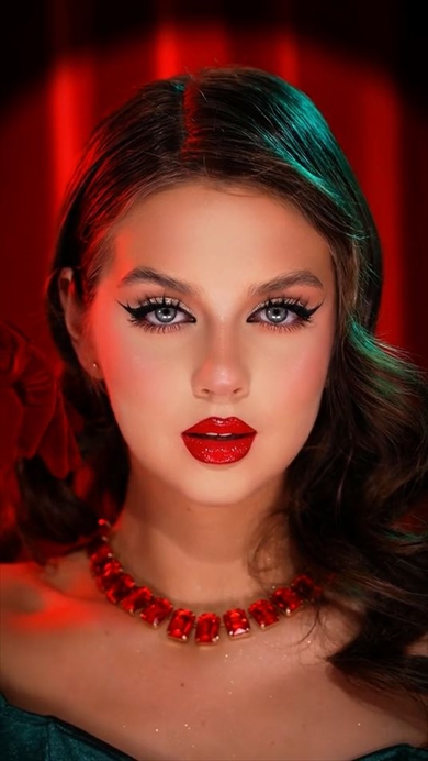 素朴なすっぴんの女の子がゴージャスに変身　130万再生