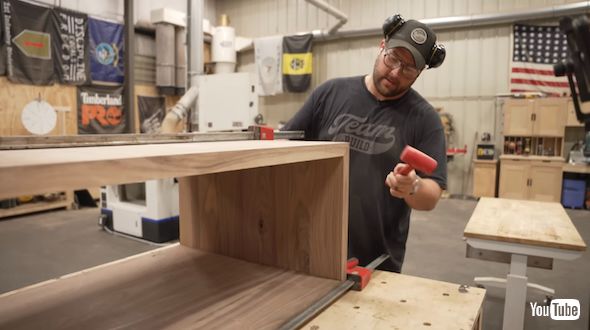 テーブルの外枠を組み立てる