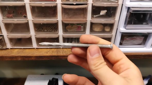 ミニチュアの剣の材料となるクギ