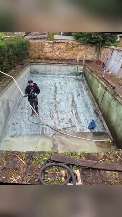 やばい状態のプールをブラシがけと高圧洗浄できれいにしていく