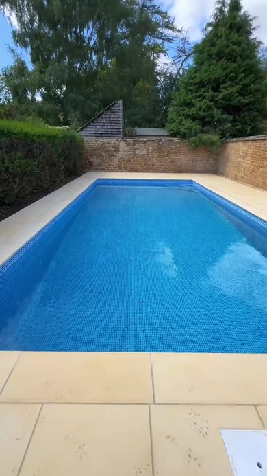 別の場所かと思うほどきれいになったプール