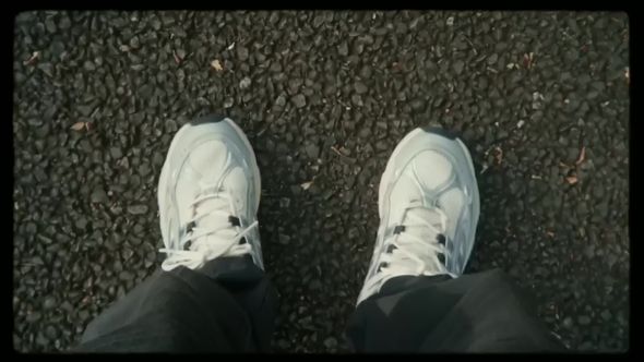 「写ルンです」のレンズ越しに撮り色彩補正をかけた自分の足元