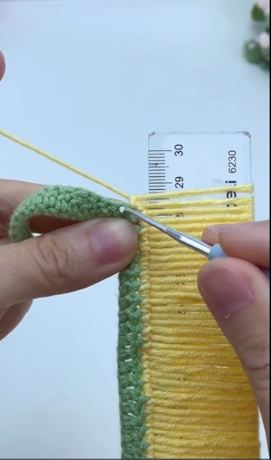 定規に毛糸を巻き付ける