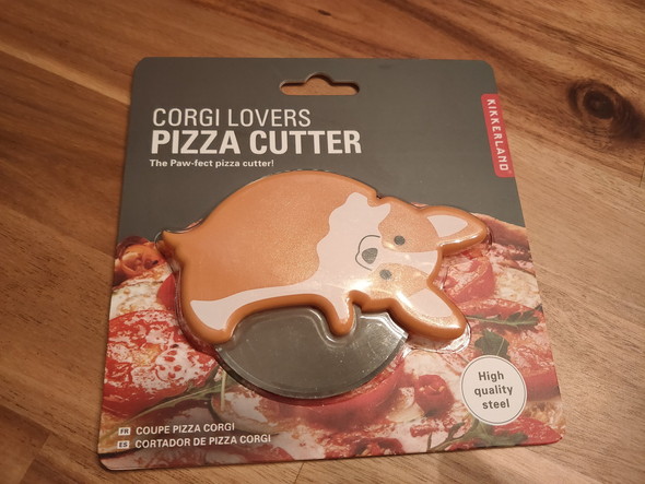 イタリア土産のコーギーデザインが施されたピザカッター