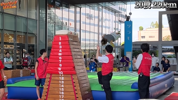 跳び箱に挑戦する「でかぷり-Gymnast-」のみっきーとひかる