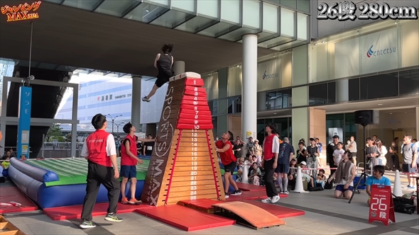 跳び箱に挑戦する「でかぷり-Gymnast-」のみっきーとひかる