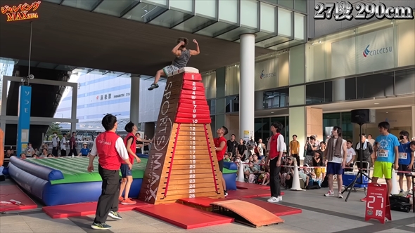 跳び箱に挑戦する「でかぷり-Gymnast-」のみっきーとひかる