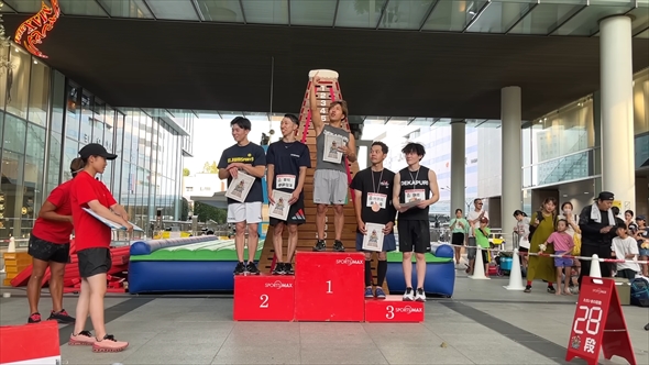 跳び箱に挑戦する「でかぷり-Gymnast-」のみっきーとひかる