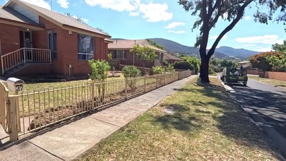 草刈り後の家の入口付近