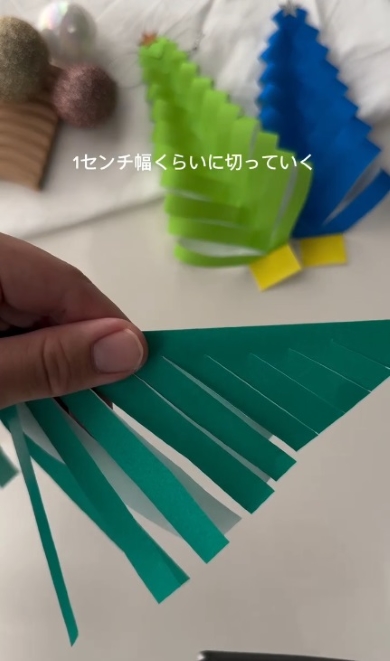 折り紙に切れ込みを入れる