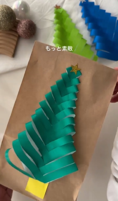 紙袋に貼ったツリー