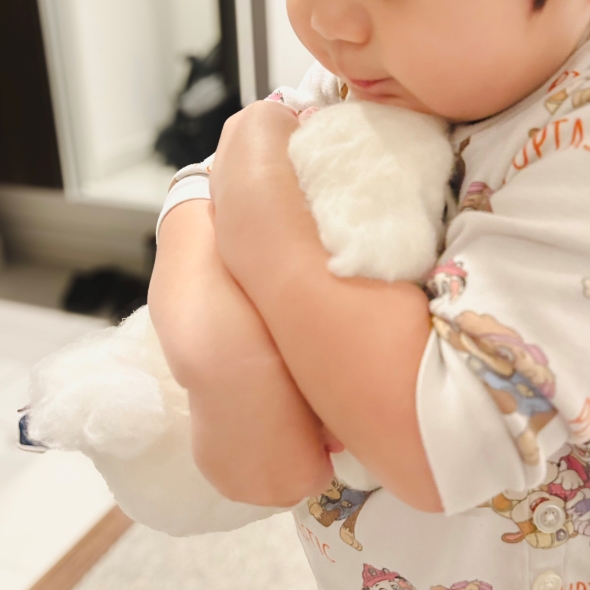 ぬいぐるみを抱きしめる子ども