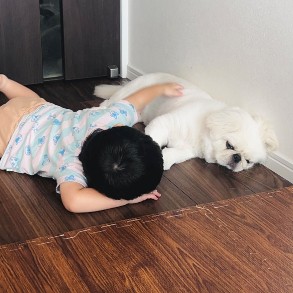 寝そべるワンコと子ども