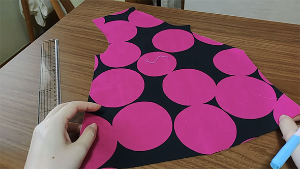 黒地にショッキングピンクの生地