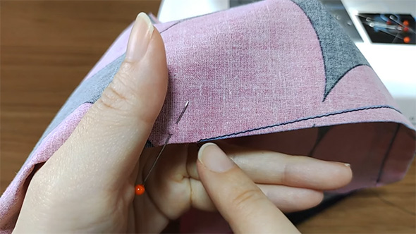 待ち針が1本刺さった生地