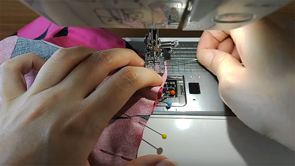 待ち針がたくさん刺さった生地