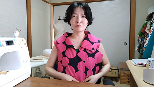 縫い途中の生地を着る女性