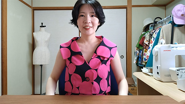 完成した服を身に着ける女性