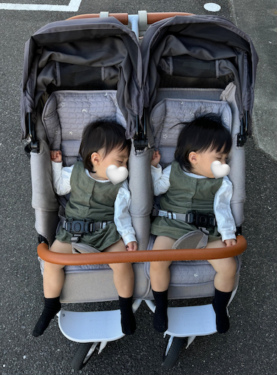 同じポーズで寝る双子