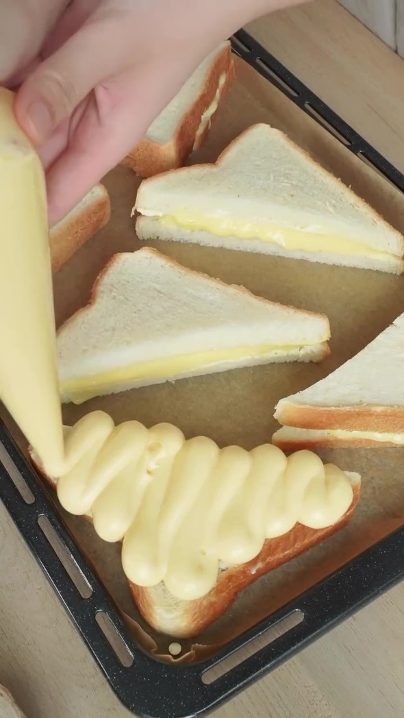 クッキー生地をパンに絞る