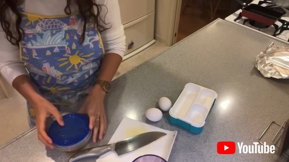 キッチンに立つpecoさん