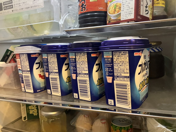 冷蔵庫で陳列しているヨーグルト