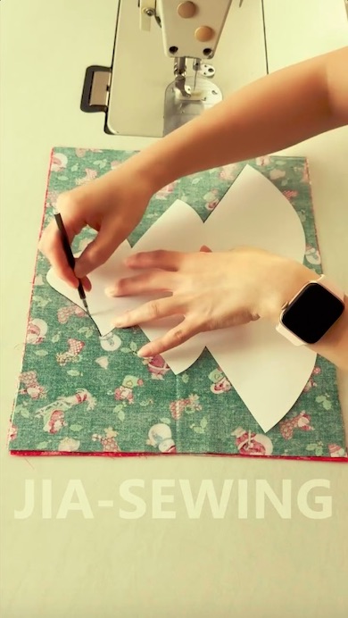 布を重ねて切る様子