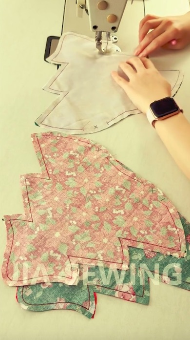 パーツを縫い合わせる様子