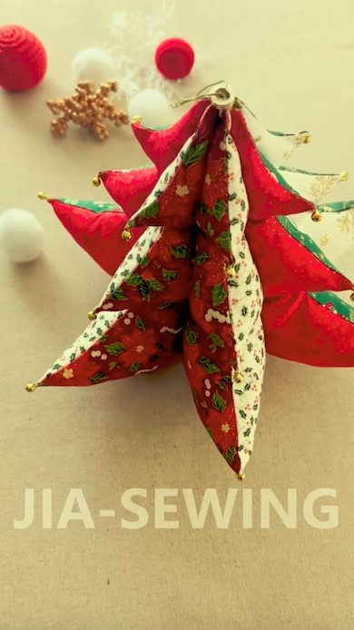 赤や緑の布を使ったツリー