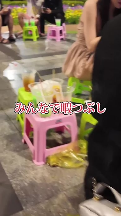 屋台周辺で時間をつぶしているベトナム人