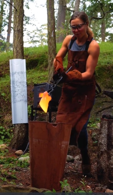 オノのブレードを作る女性