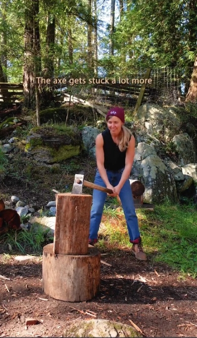 自作のオノを使う女性