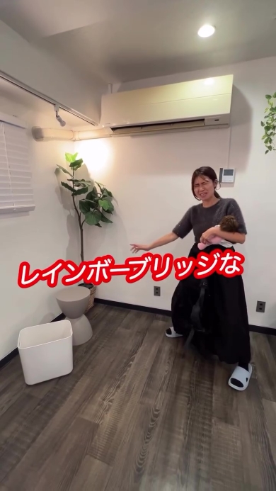 子どもを抱っこした女性