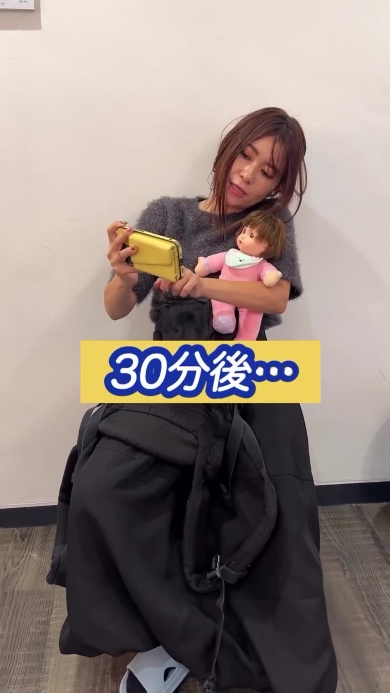 子どもにスマホを見せる女性
