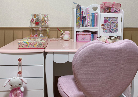 23歳 念願 学習机 手に入れた 憧れ 女性