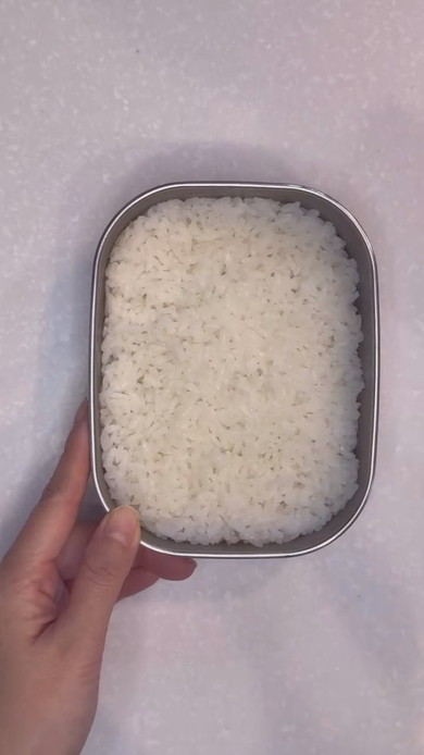 モザイク弁当の盛り付け工程