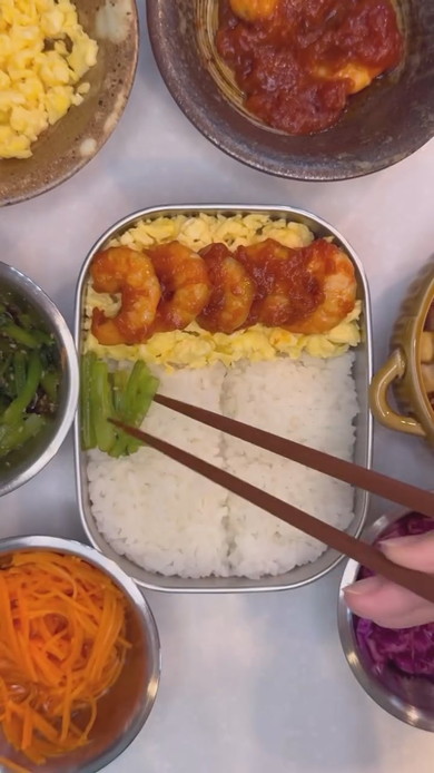 モザイク弁当の盛り付け工程