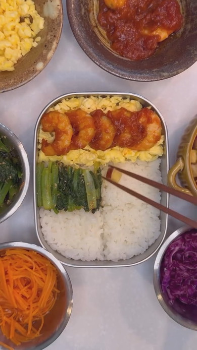 モザイク弁当の盛り付け工程