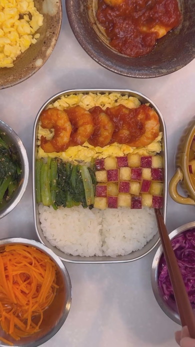 モザイク弁当の盛り付け工程